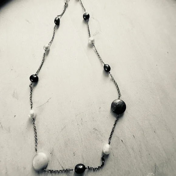Alternating Black and White Pearl Station Necklace - Timeless Elegance - Picture 3 of 4